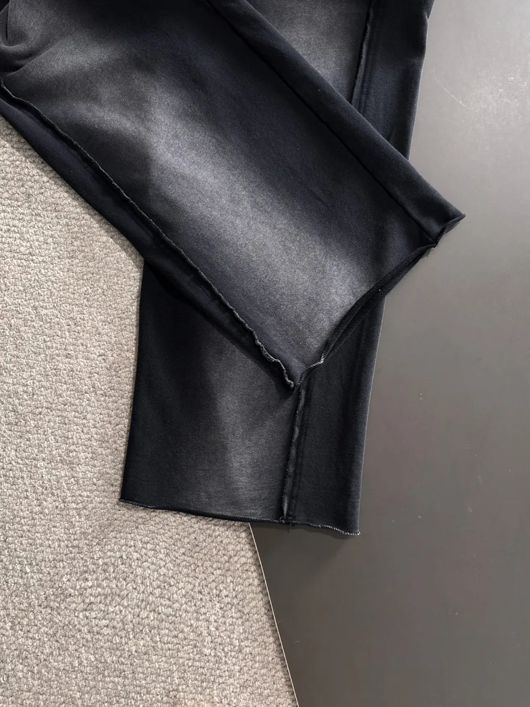 Next day shipment P360 Stone lsland/Stone Island Exclusively launches 25ss autumn and winter new high-quality trousers. Compare real-life details at will. Craftsmanship that ordinary small workshops cannot copy. Top-level ZP development. Unique imported fabric feel. Purely imported German machine production. Precision operation. Ten thousand needle density. A pair of trousers with rich details. You can see the development strength. A full set of new accessories are customized simultaneously. Simple yet elegant. Soft, delicate and comfortable. The upper body is versatile and fashionable. A perfect choice for autumn and winter. A must-have item. Loose fit. Please refer to the size chart when placing an order: S to XL (or state your height and weight when placing an order)